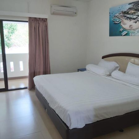 Hotel Larensia Labuan Bajo Chambre photo