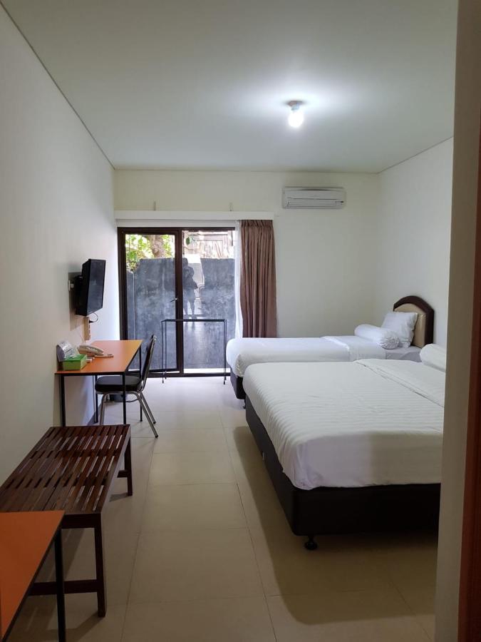 Hotel Larensia Labuan Bajo Extérieur photo