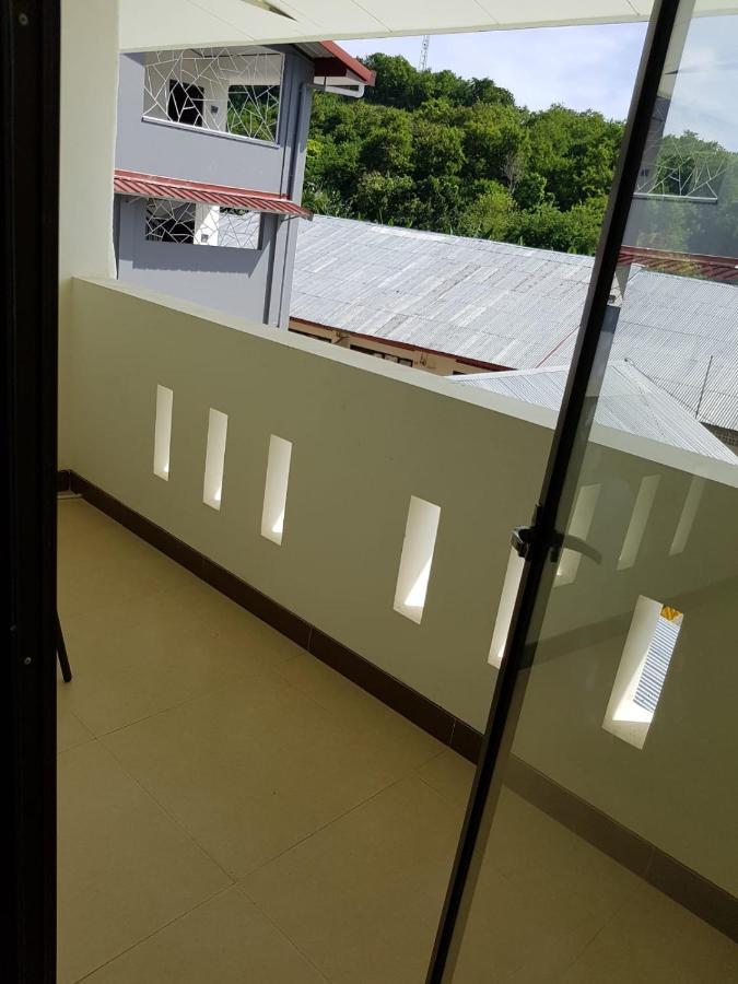 Hotel Larensia Labuan Bajo Extérieur photo