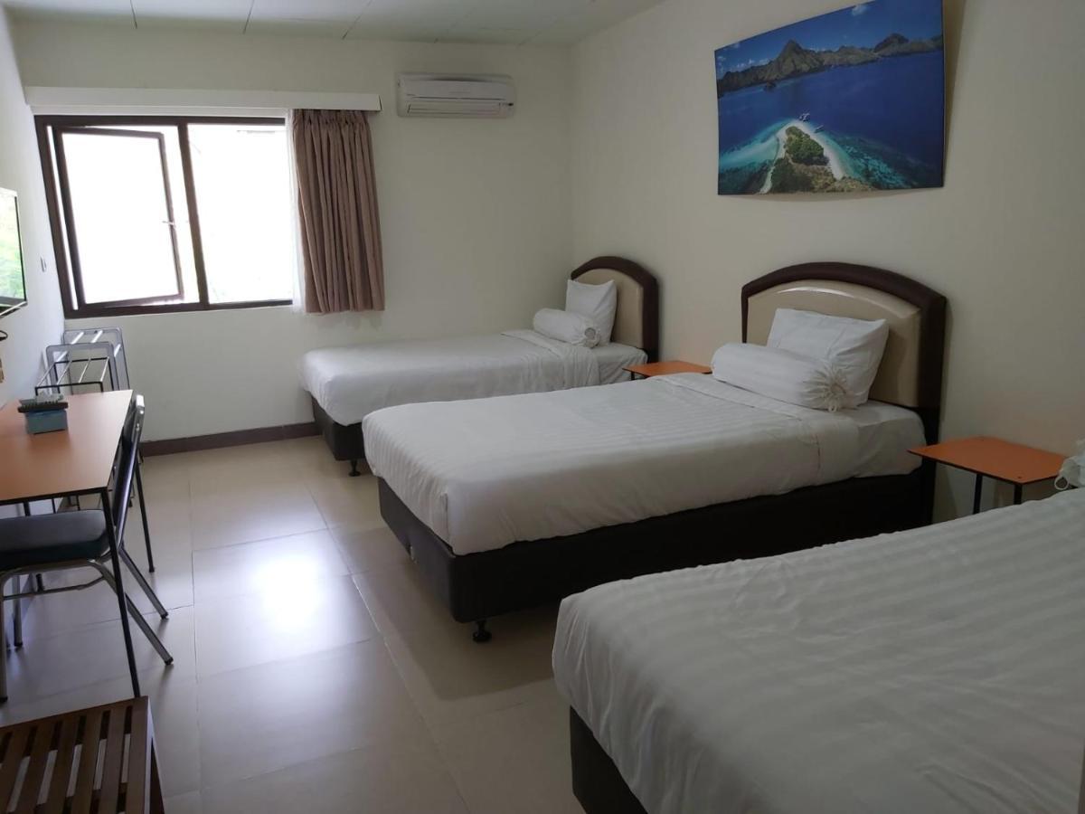 Hotel Larensia Labuan Bajo Extérieur photo